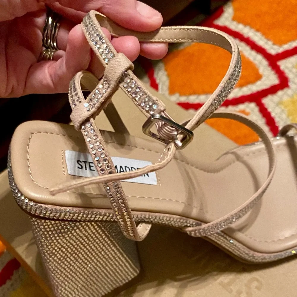 New 🗃️ Steve Madden Neutral Strappy Women's Block Heels With Rhinestones - Picture 3 of 9
